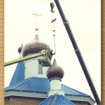 установка восьмиконечных крестов над медными куполами